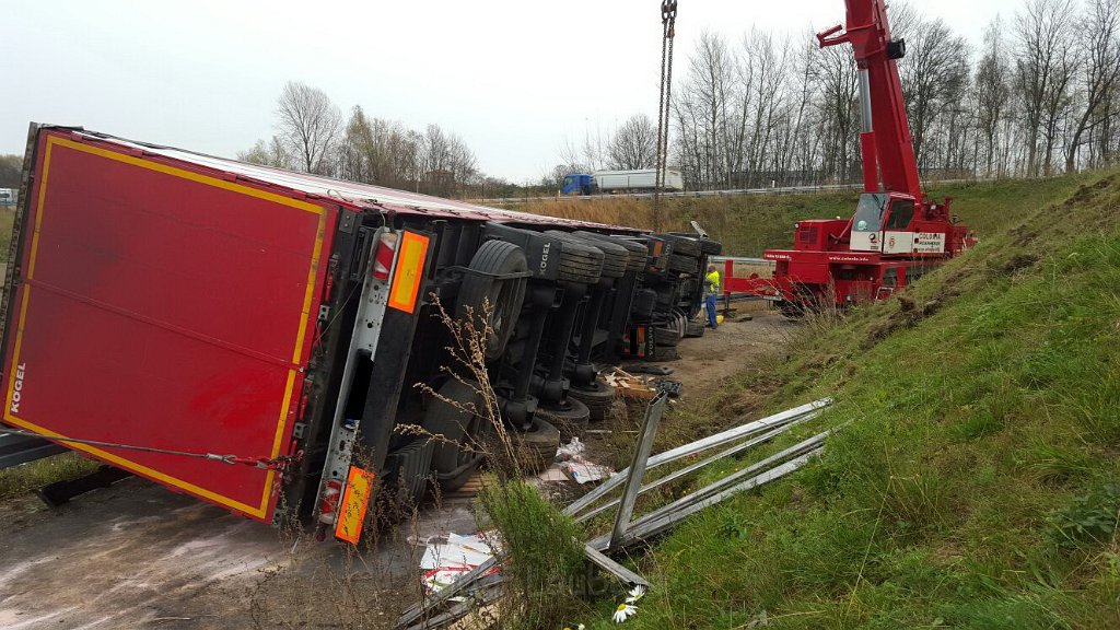 VU LKW umgestuerzt A 1 Rich A 4 Frankfurt im Kreuz Koeln West P236.jpg